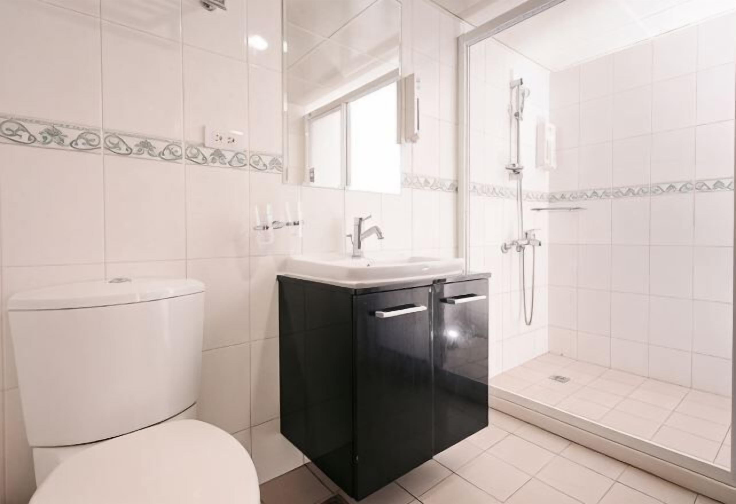 Baño | Regadera, secadora de cabello, pantuflas 