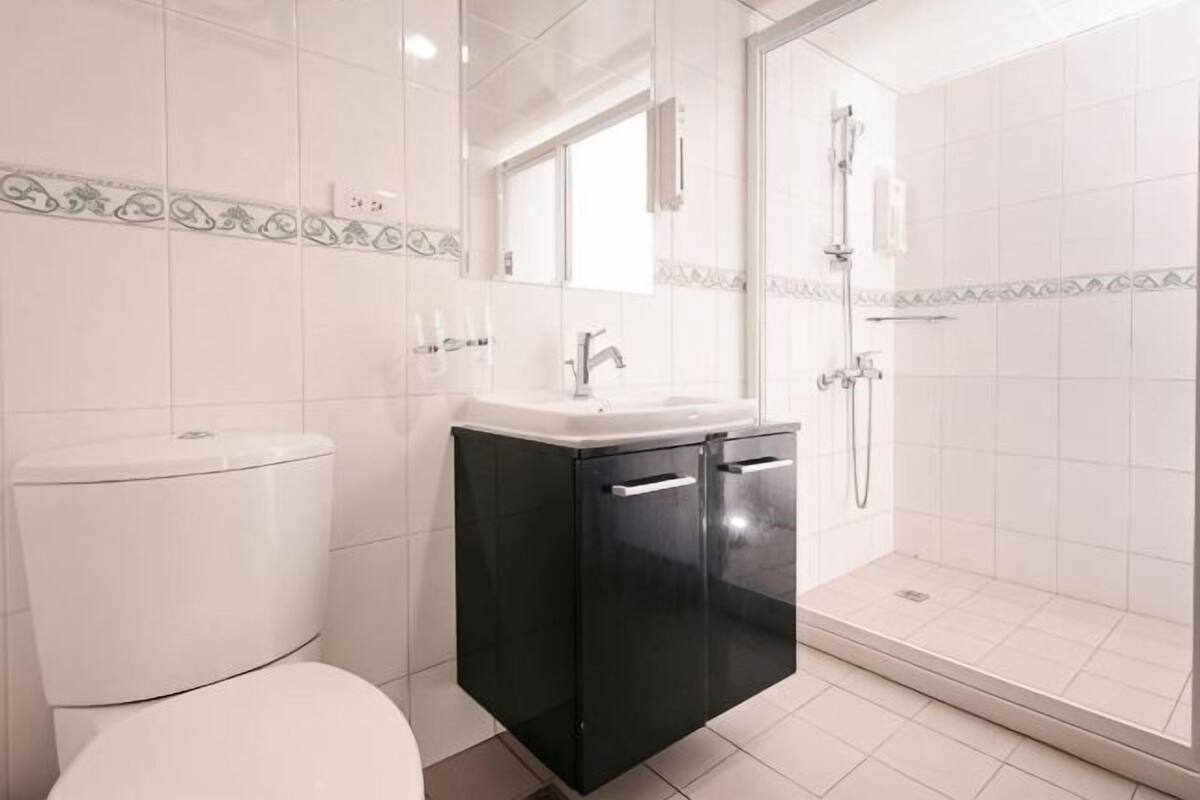 Ein Badezimmer mit Toilette, Waschbecken und Dusche.
