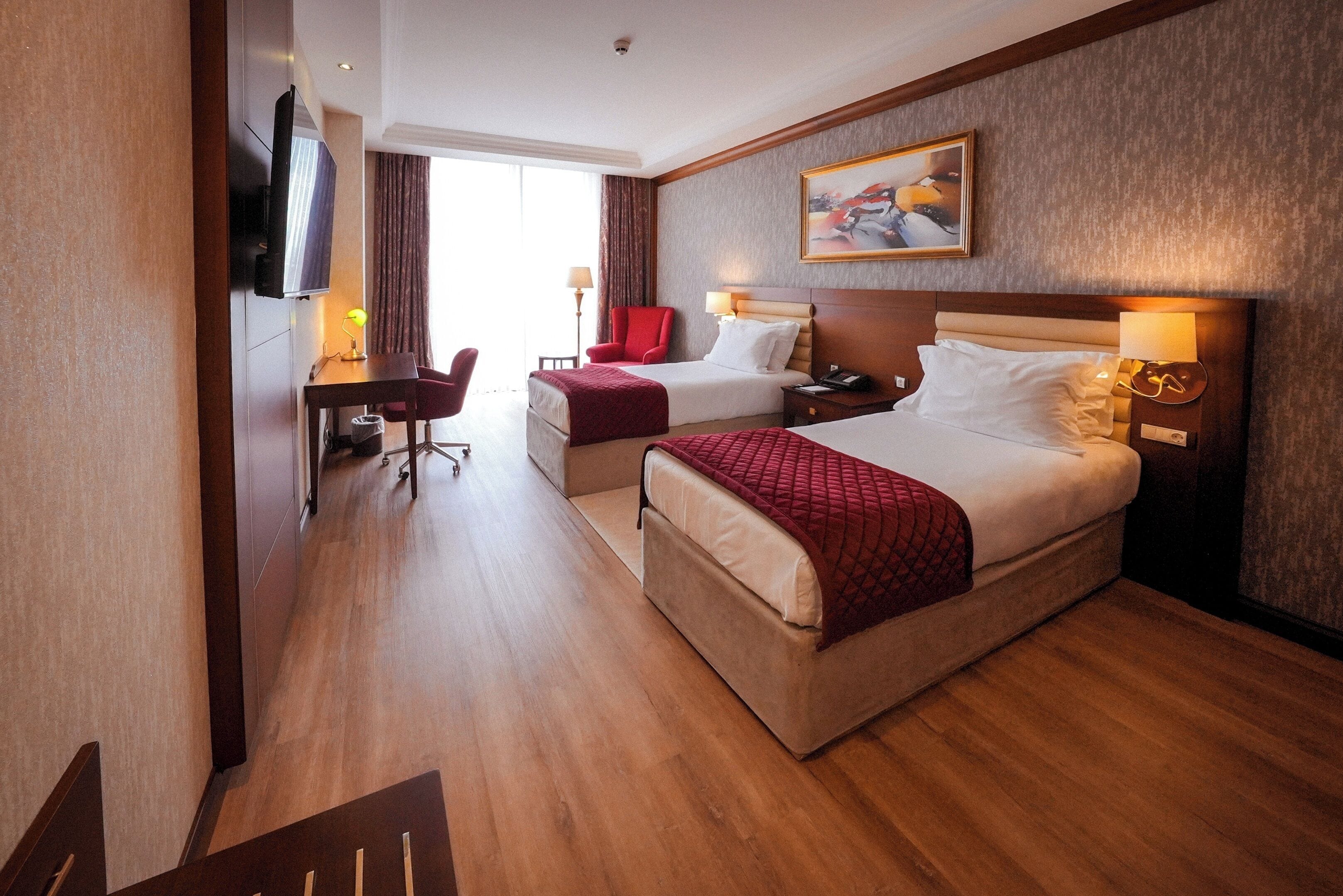 Quarto luxo, 2 camas de solteiro, vista para a montanha | Roupas de cama premium, frigobar, cofres nos quartos, escrivaninha