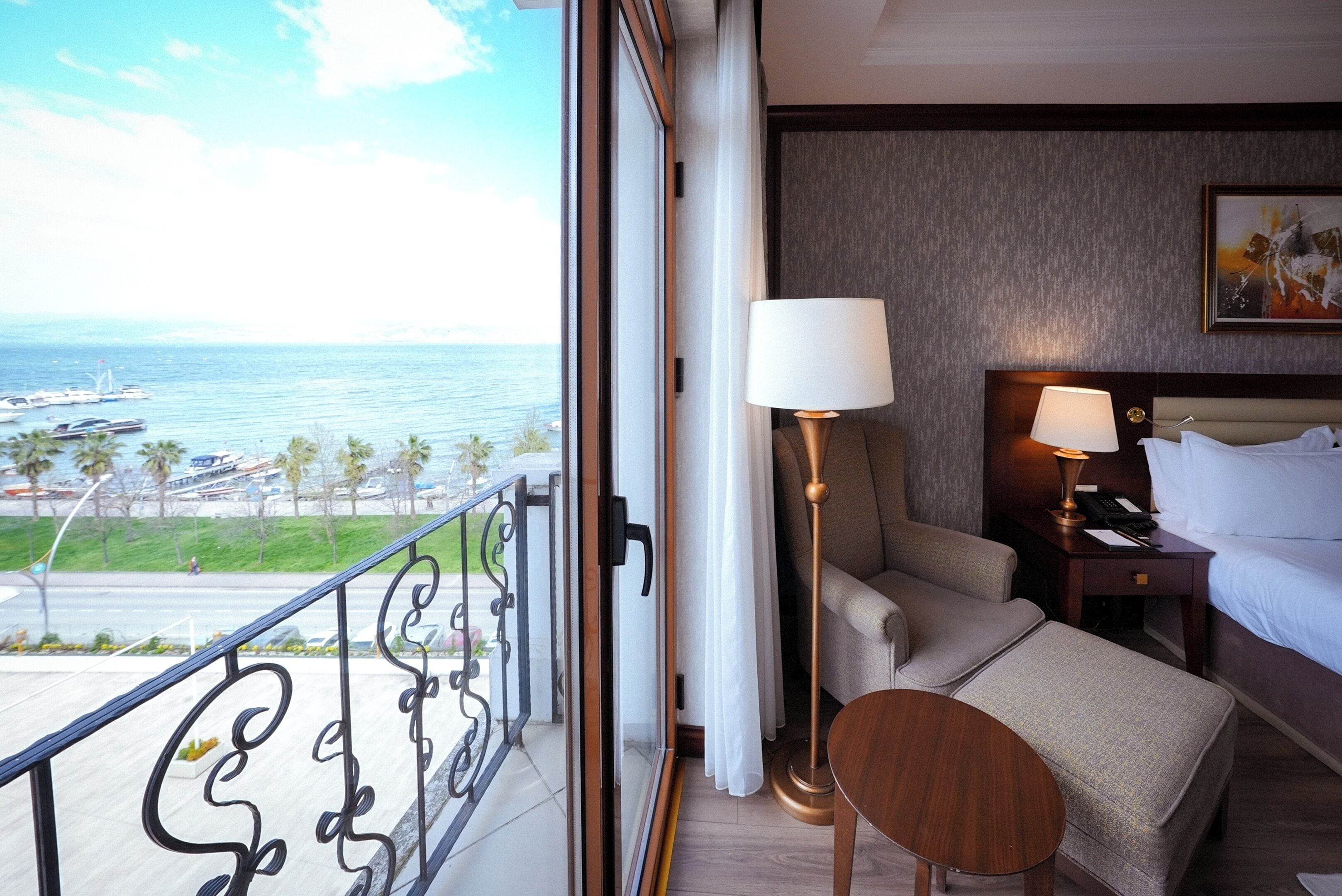 Deluxe Room, Sea View | Premium bedding, minibar, in-room safe, desk