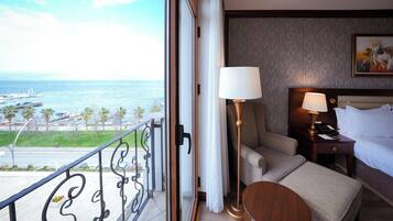 Deluxe Room, Sea View | Premium bedding, minibar, in-room safe, desk