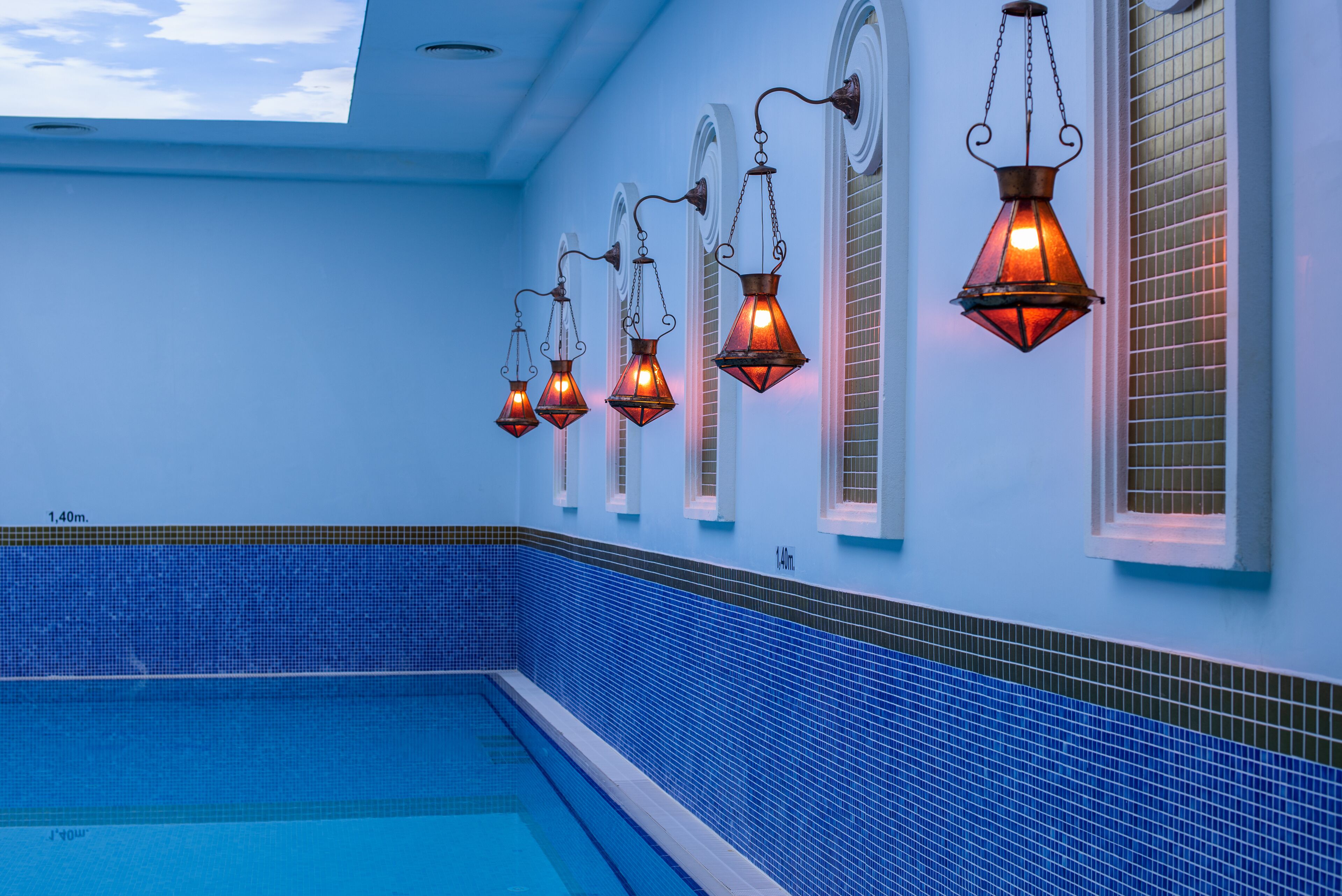 Una piscina techada, una piscina al aire libre