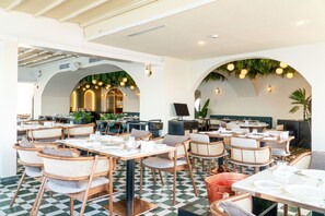 2 か所のレストラン、朝食、ランチ、ディナーに営業 (地中海料理)