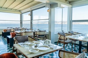 2 か所のレストラン、朝食、ランチ、ディナーに営業 (地中海料理)