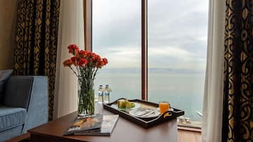 Suite (Wellborn) | Minibar, caja de seguridad en la habitación y escritorio