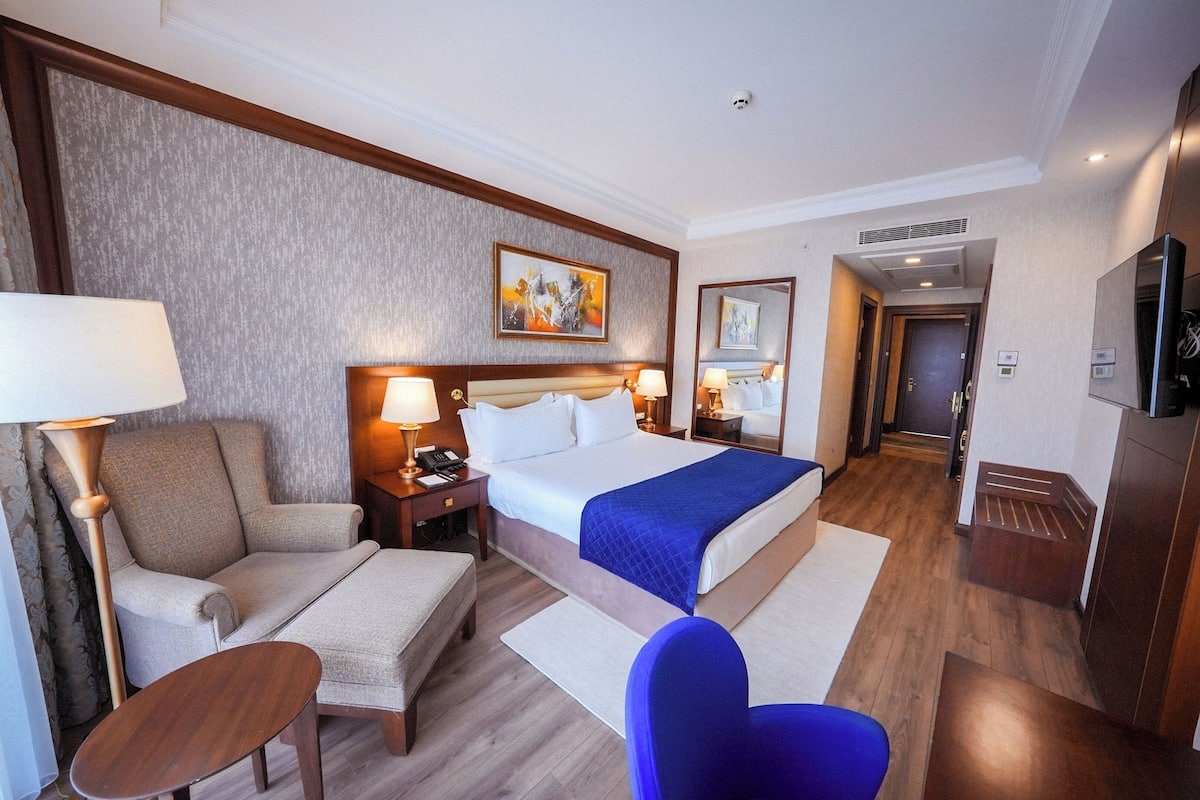 Deluxe Room, Sea View | Premium bedding, minibar, in-room safe, desk
