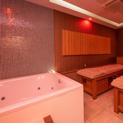 Sauna, hot tub, steam room, Turkish bath/hammam, body treatments
