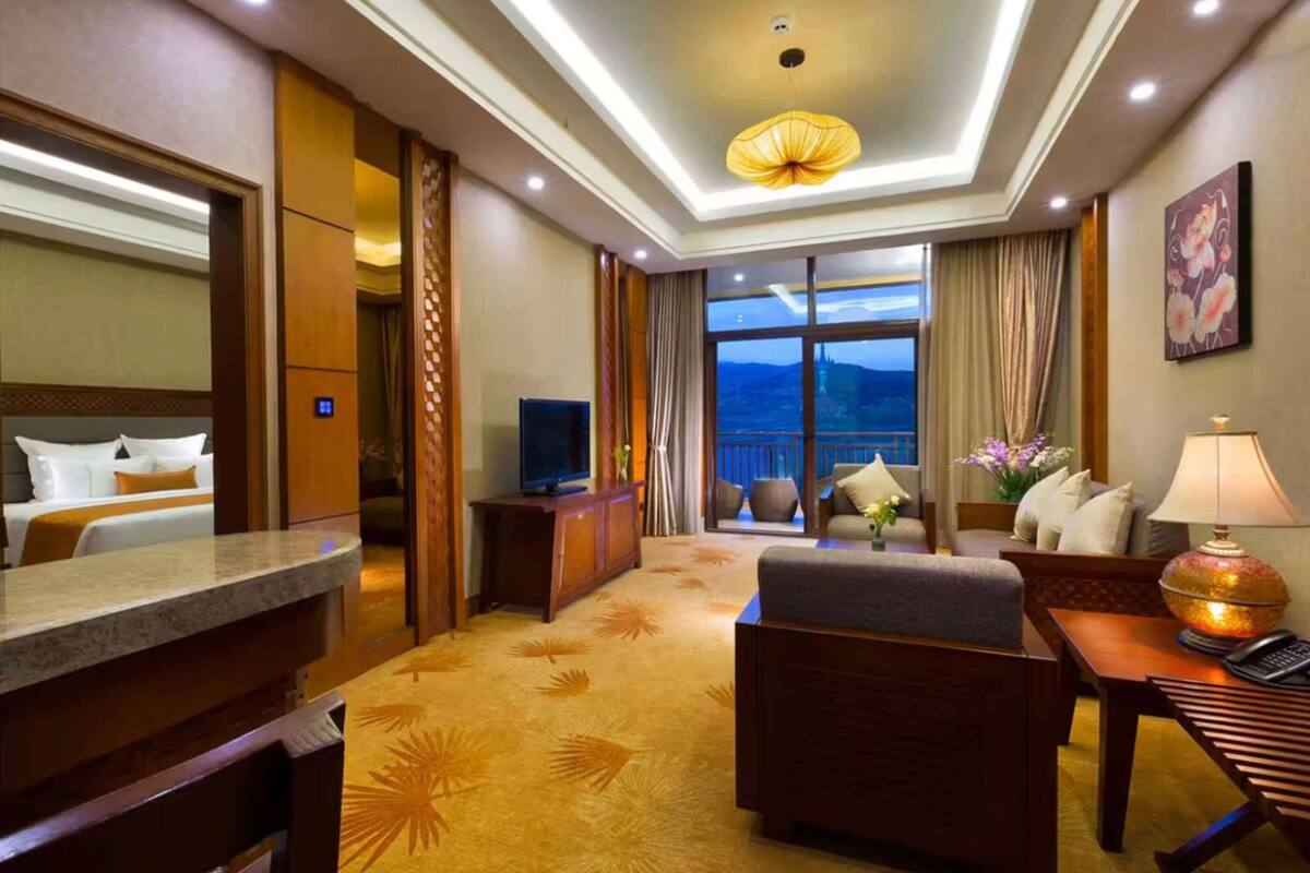 Suite, 1 King Bed | In-room safe, free WiFi, bed sheets