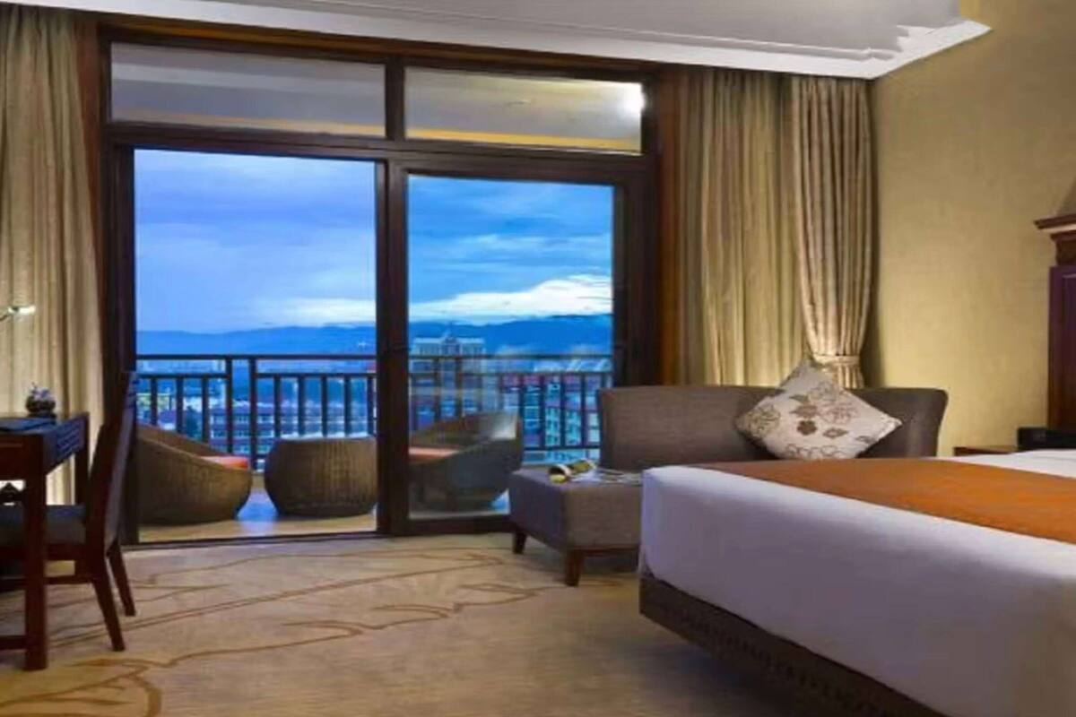 In-room safe, free WiFi, bed sheets