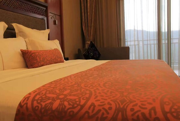 Room, 1 King Bed | In-room safe, WiFi (free), bed sheets