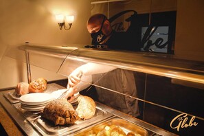 Suite, Ensuite ((Sleeps up to 4 people)) | Food and drink