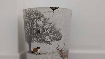 Una taza con textura y una escena de naturaleza.