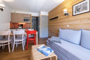 Standard-Apartment, 1 Schlafzimmer (5 people / 5 personnes) | Wohnbereich | Fernseher