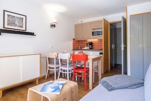 Standard-Apartment, 1 Schlafzimmer (5 people / 5 personnes) | Eigene Kochnische | Kühlschrank, Herdplatte, Geschirrspüler