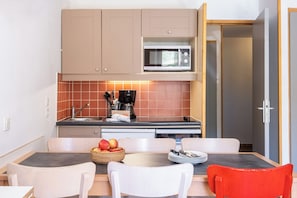 Standard-Apartment, 1 Schlafzimmer (5 people / 5 personnes) | Eigene Kochnische | Kühlschrank, Herdplatte, Geschirrspüler