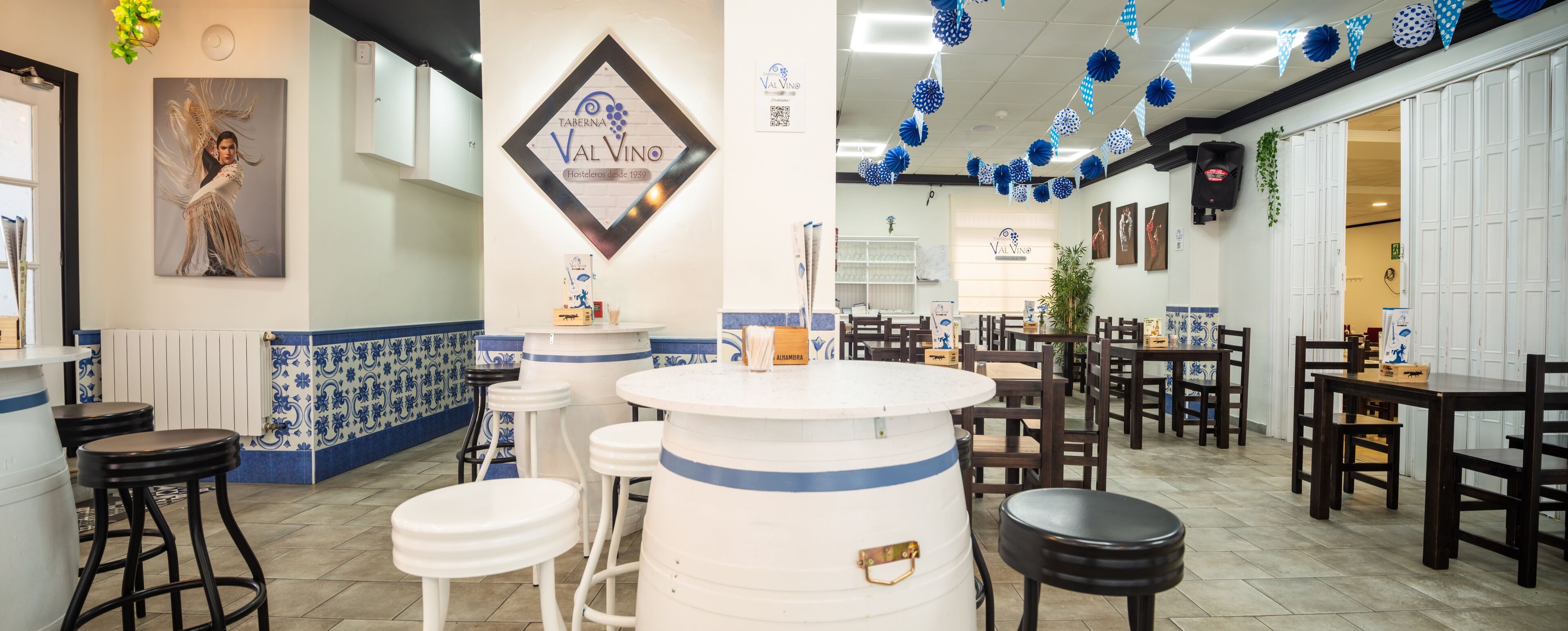 Petit déjeuner et déjeuner servis sur place, spécialités Cuisine locale