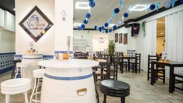 Serveert ontbijt, lunch, diner, lokale gerechten