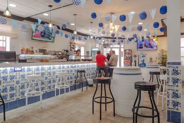 Se sirven desayunos, almuerzos y cenas; cocina local
