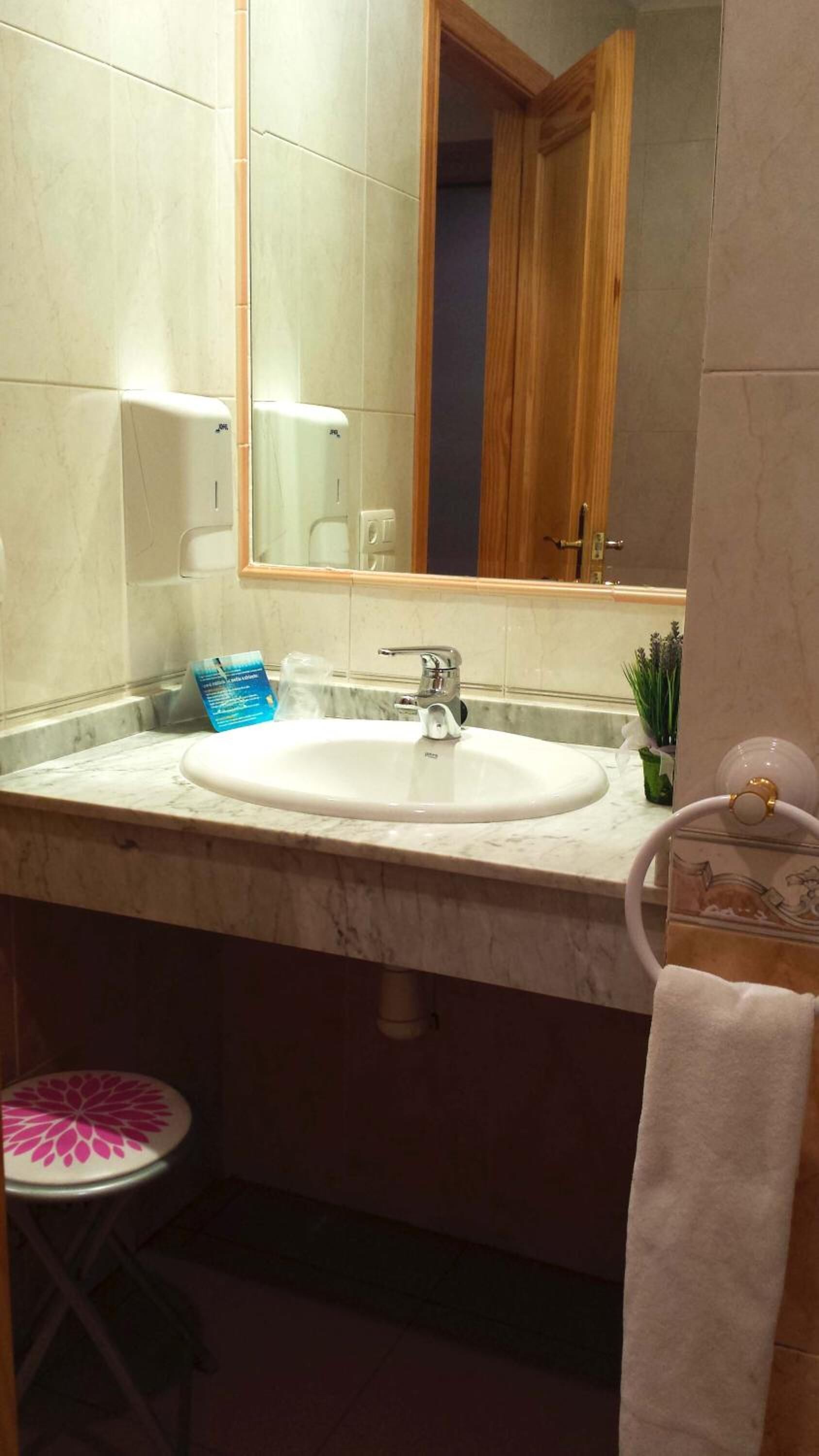 Photo - Hostal Valdepeñas by Bossh! Hotels