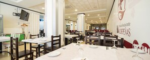 Breakfast, lunch, dinner served; local cuisine  - Hostal Valdepeñas by Bossh Hotels (Valdepenas)