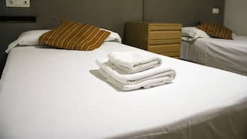 Escritorio, sistema de insonorización, wifi gratis y ropa de cama