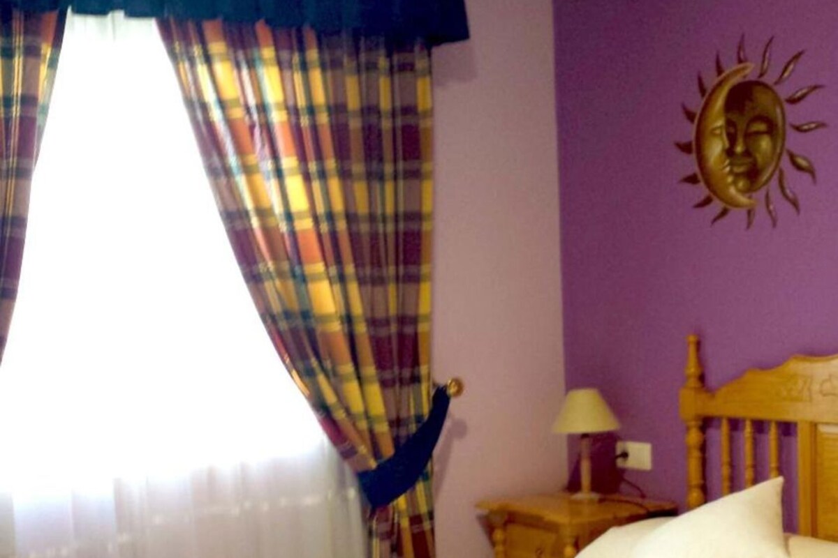 Escritorio, insonorización, wifi gratis y ropa de cama 