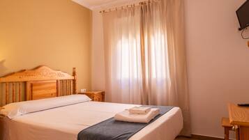 Kamer, 1 twee- of 2 eenpersoonsbedden | Een bureau, geluiddichte muren, gratis wifi, beddengoed