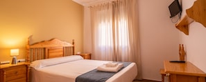 Double or Twin Room | Desk, soundproofing, free WiFi, bed sheets - Hostal Valdepeñas by Bossh Hotels (Valdepenas)