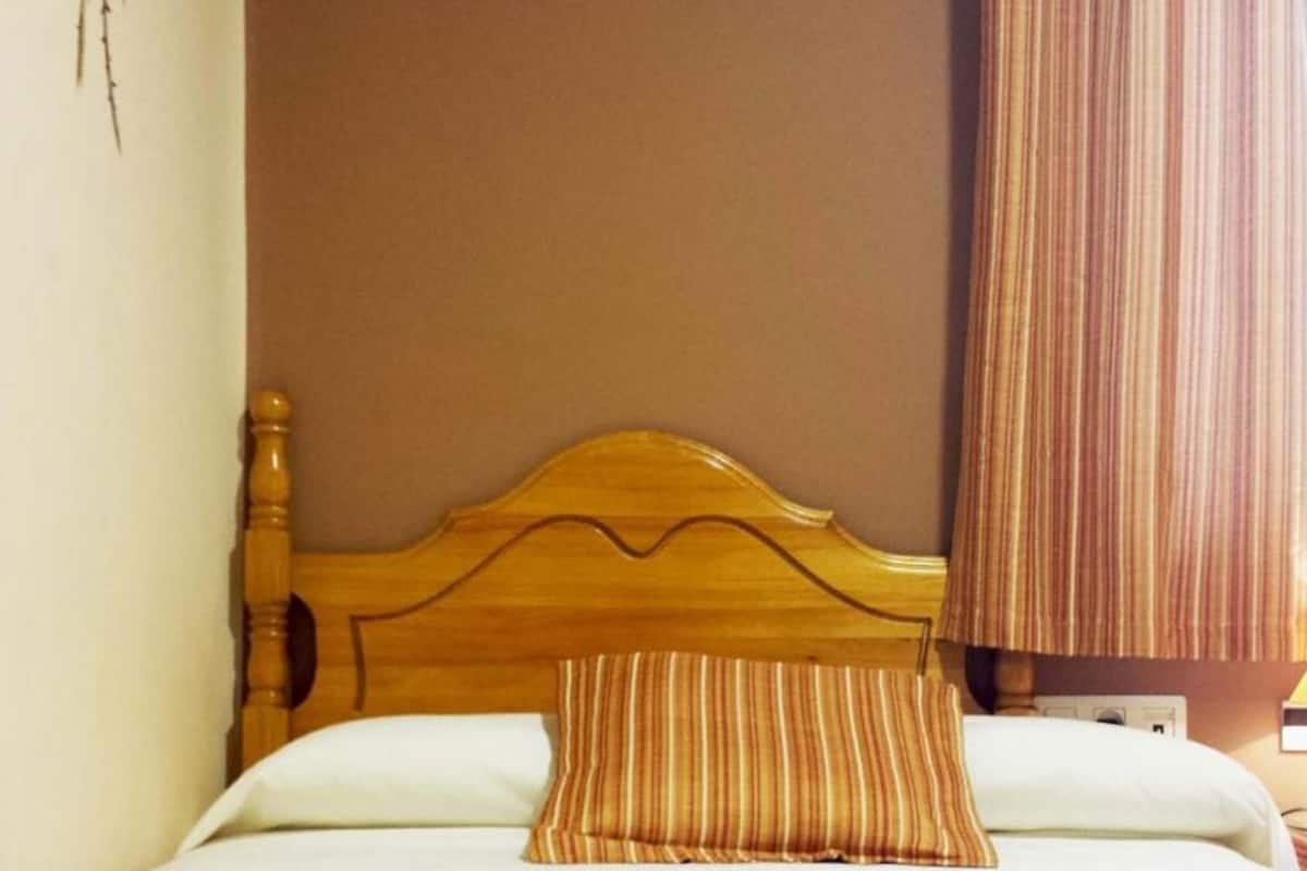 Escritorio, insonorización, wifi gratis y ropa de cama
