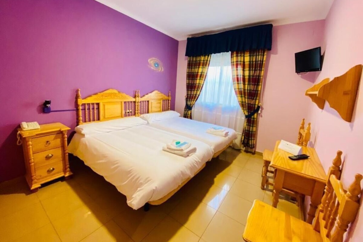 Escritorio, insonorización, wifi gratis y ropa de cama