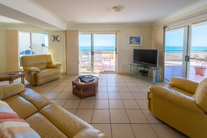 2 Bedroom Apartment | Salle de séjour | Téléviseur à écran plat, lecteur de DVD