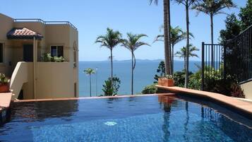 Kolam renang outdoor