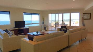 3 Bedroom Penthouse | Woonruimte | Een 55-inch flatscreentelevisie met digitale zenders en een televisie