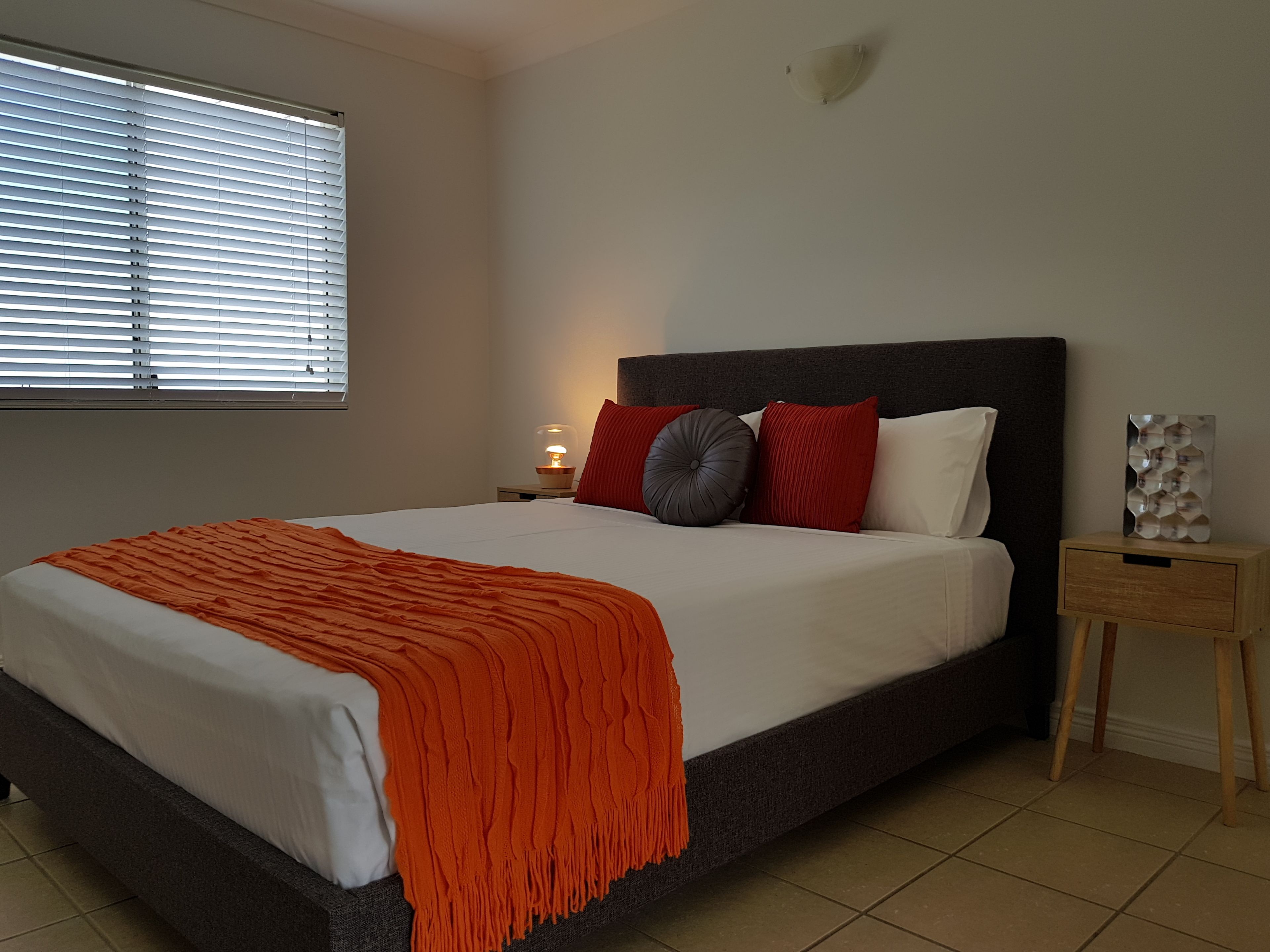 2 Bedroom Premium Apartment | 1 soverom, sengetøy av topp kvalitet, strykejern/-brett og barnesenger