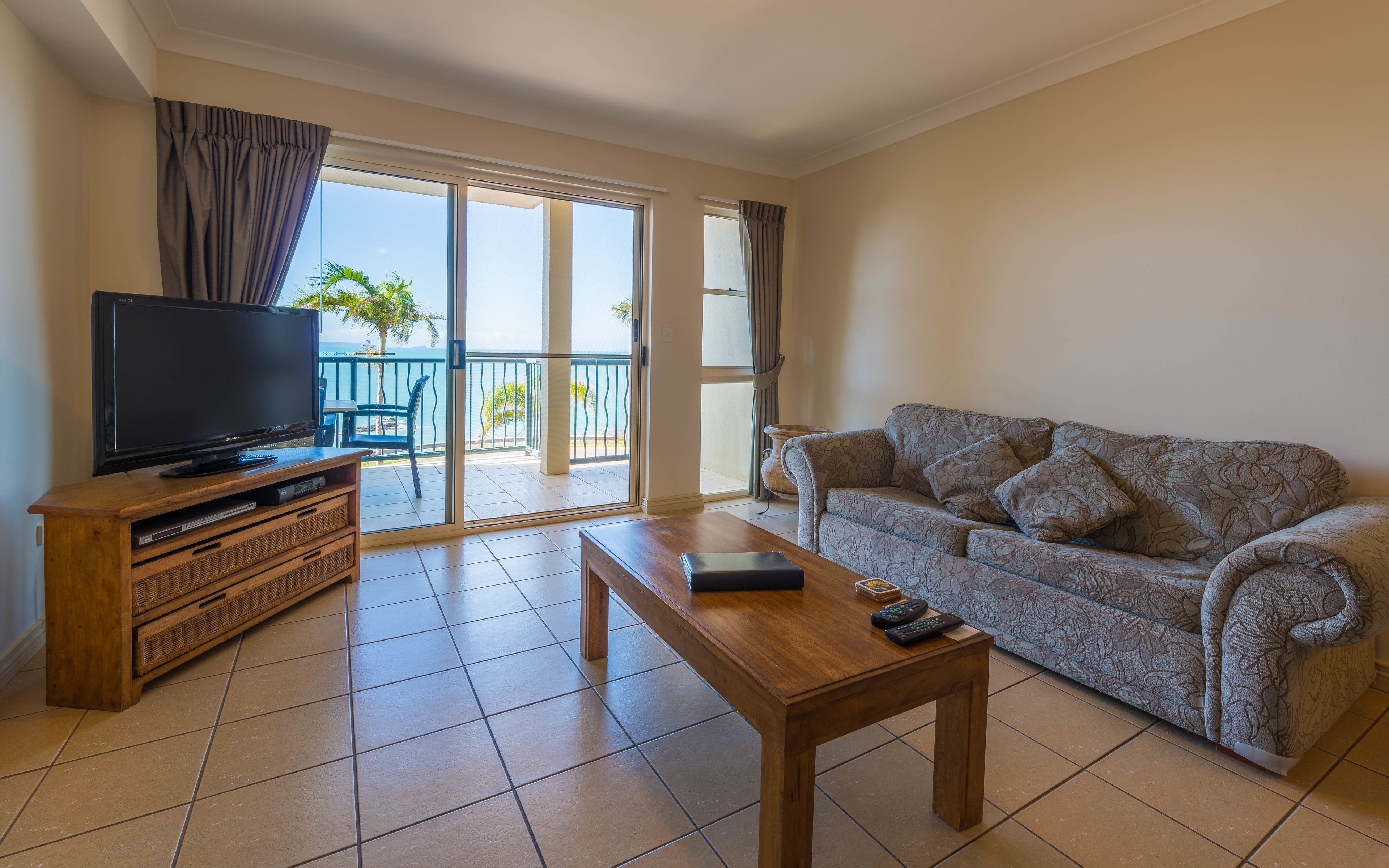 别墅 | 起居区 | 平板电视、DVD 播放器