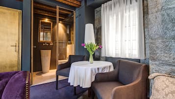 Quarto superior, 1 cama Queen, 2 banheiros | 5 quartos, edredons de pluma