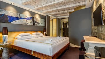 King Suite with Balcony | 5 bedrooms, down duvets, memory-foam beds, minibar