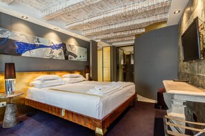 King Suite with Balcony | 5 soveværelser, dundyner, senge med madrasser af memory foam, minibar