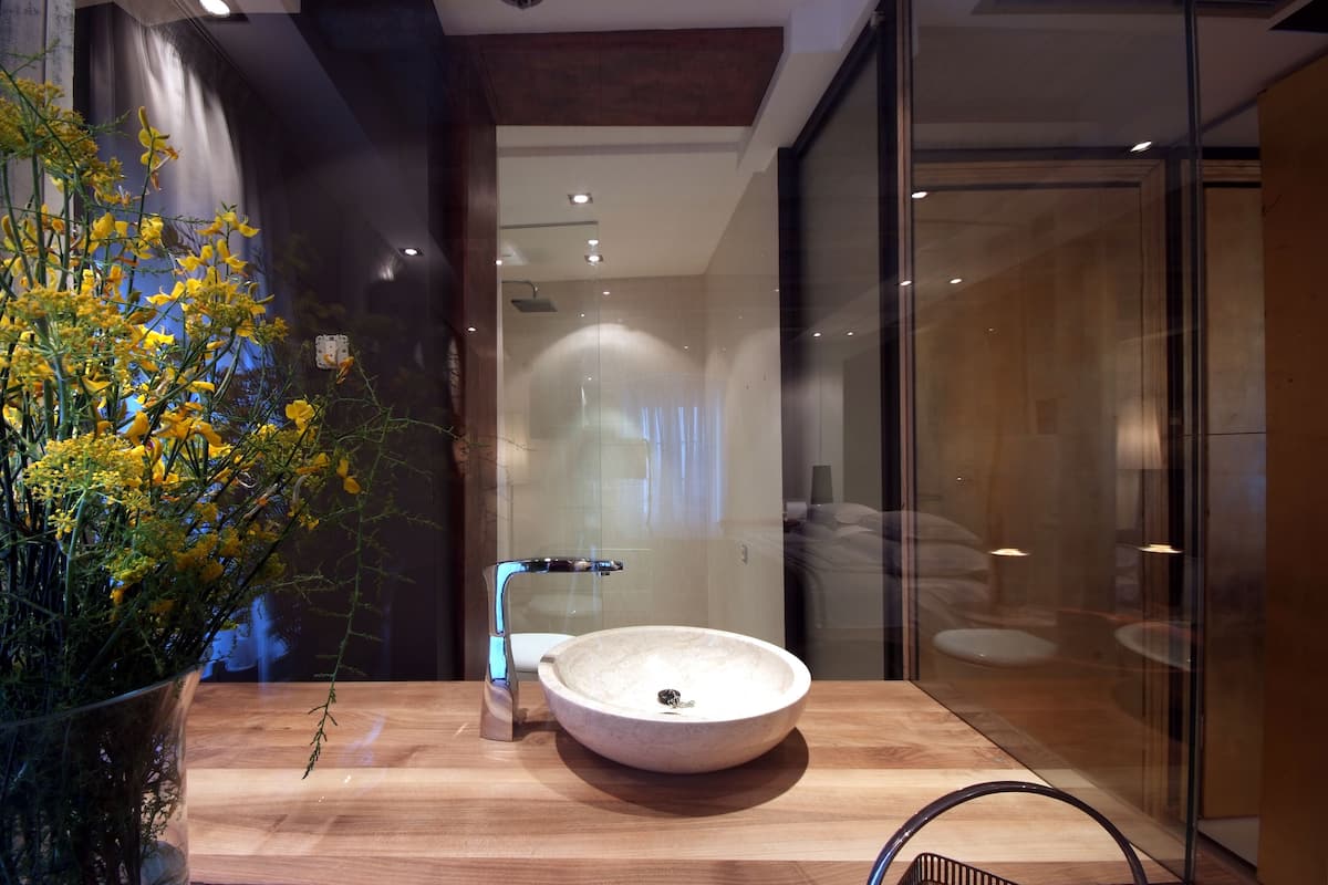 down duvets, memory-foam beds, minibar, in-room safe