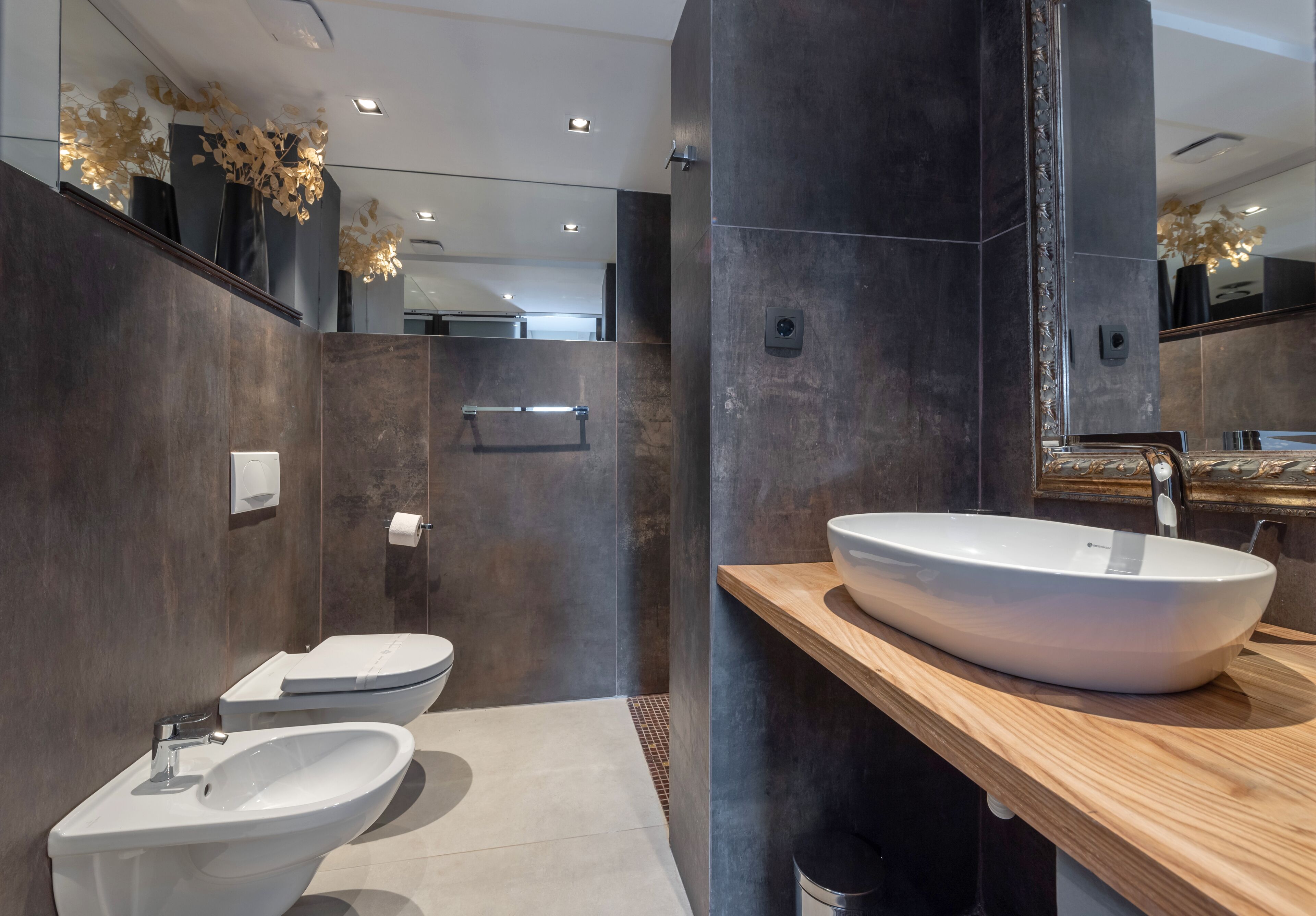 standard twin room | bathroom | shower, rainfall showerhead, free toiletries, hair dryer