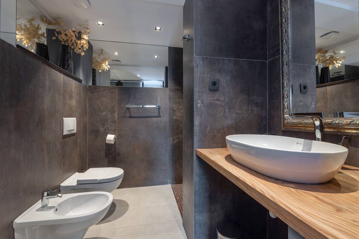 standard twin room | bathroom | shower, rainfall showerhead, free toiletries, hair dryer