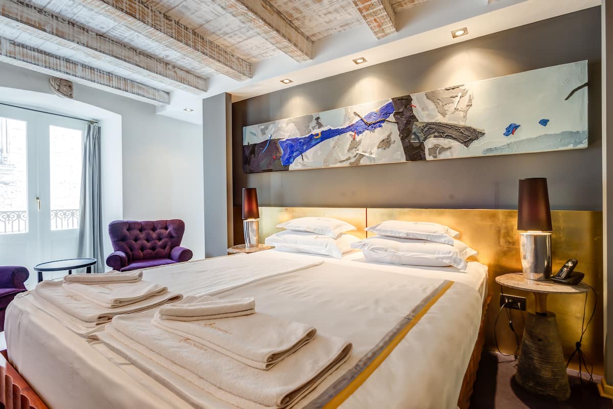 King Suite with Balcony | 5 habitaciones, edredón, camas con efecto memoria y minibar