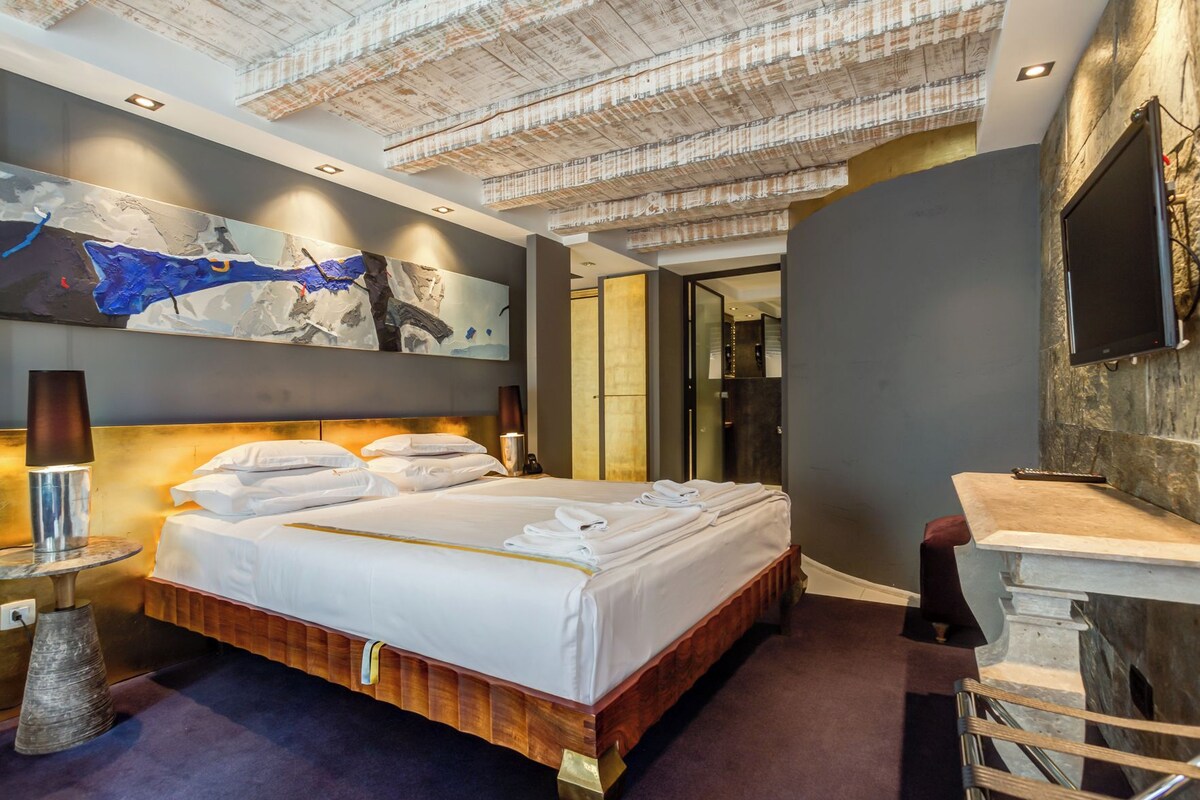 5 bedrooms, down comforters, memory foam beds, minibar