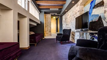 Luxury-Suite, 1 Queen-Bett | Wohnbereich | Smart-TV