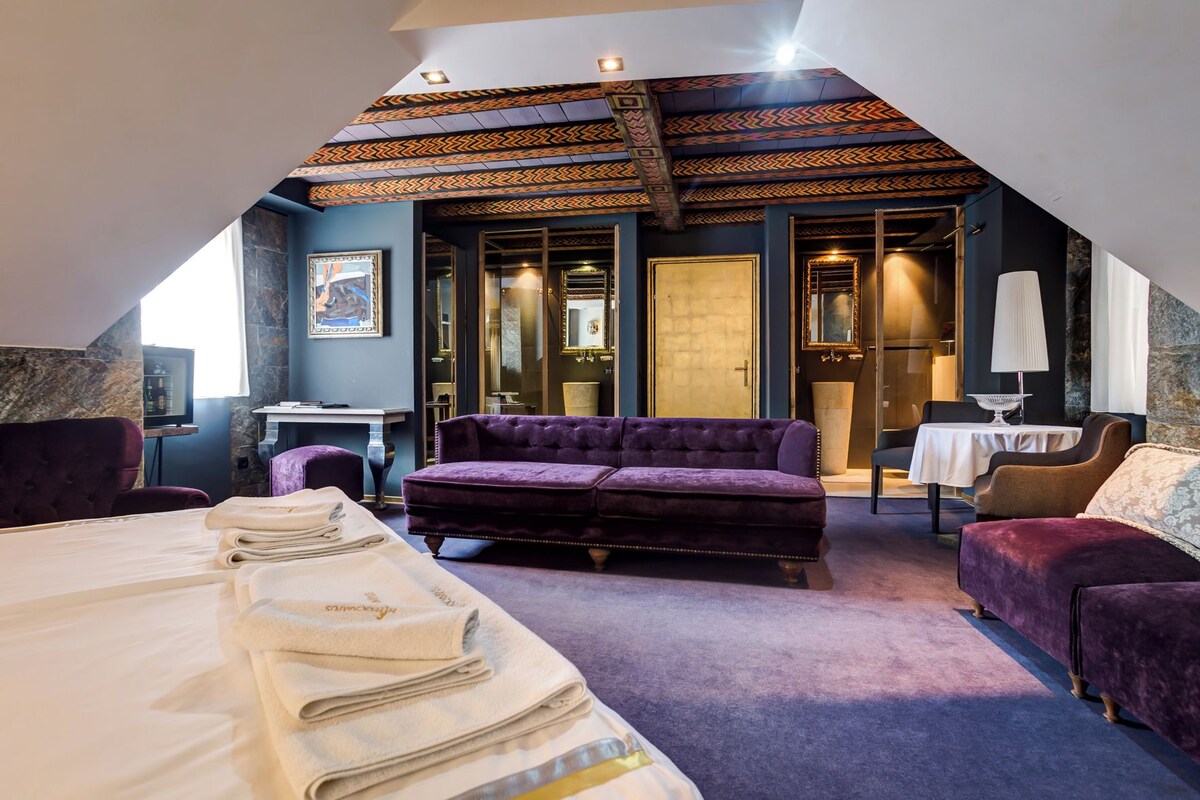 5 bedrooms, down comforters, memory foam beds, minibar