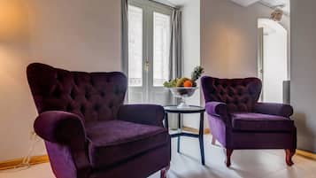 King Suite with Balcony | Coin séjour