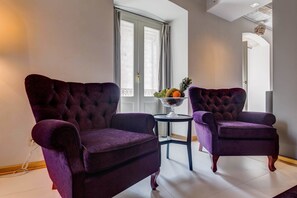 King Suite with Balcony | Living area