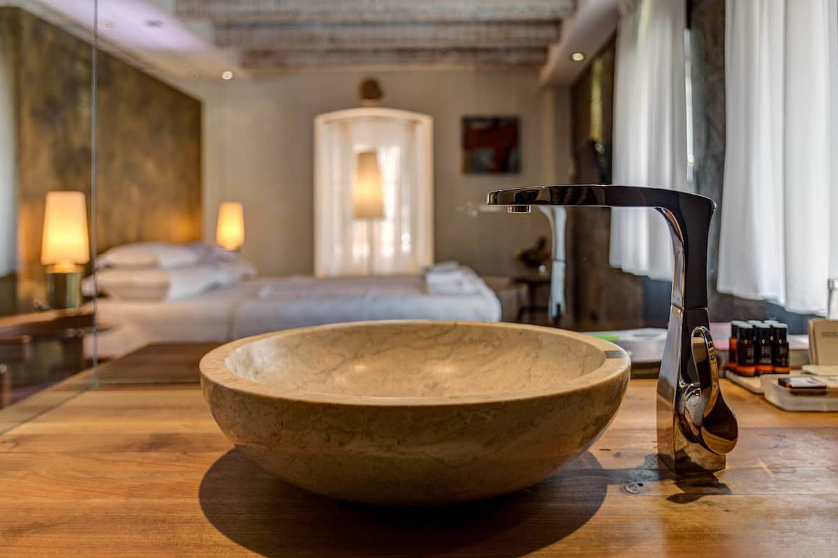 deluxe double room, 1 queen bed | bathroom | shower, rainfall showerhead, free toiletries, hair dryer