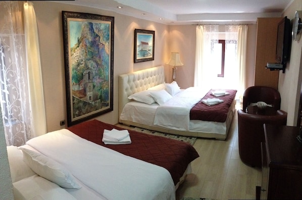 Comfort Triple Suite with 1 Double Bed and 1 Single Bed | Premium bedding, Select Comfort beds, desk, blackout drapes - Villa Ivana (Kotor)