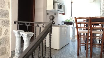 Comfort Triple Suite with 1 Double Bed and 1 Single Bed | Roupas de cama premium, camas Select Comfort, escrivaninha